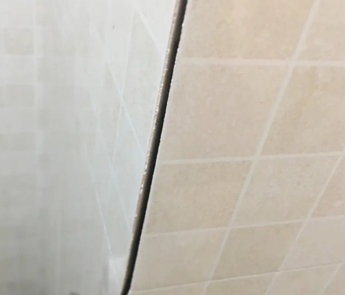 五原瓷砖空鼓维修公司分享阳台瓷砖脱落的修复过程可以分为以下几个步骤