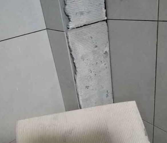 五原瓷砖空鼓维修公司分享下厨房瓷砖脱落的补救措施。